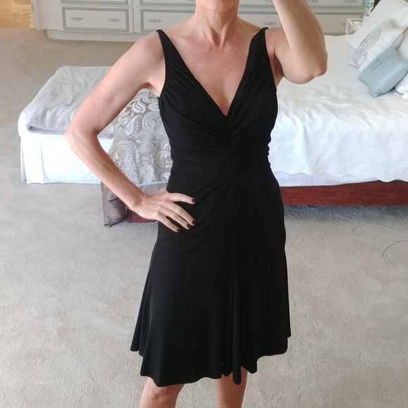 Elegant black dress - Picture 1 of 7